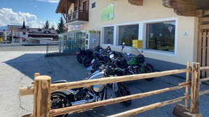 Un bâtiment sur lequel on peut lire l’inscription « FILZSTEINalm », avec une rangée de motos garées à l’extérieur.