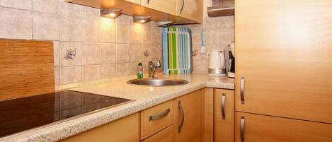 Bungalow | Private kitchen | Electric kettle, toaster