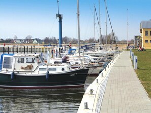 A marina with multiple boats docked along a paved walkway. - Ferienhaus Weisse Dune, Zinnowitz (Zinnowitz)