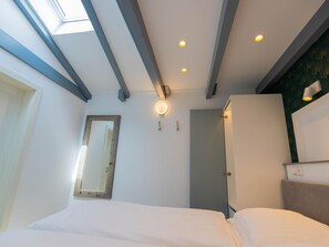 1 habitación y muebles diferentes
