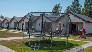 Een trampoline in een park bij een heldere lucht.