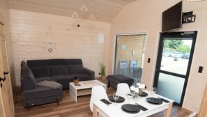 Een modern interieur met een bank, eettafel en stoelen.