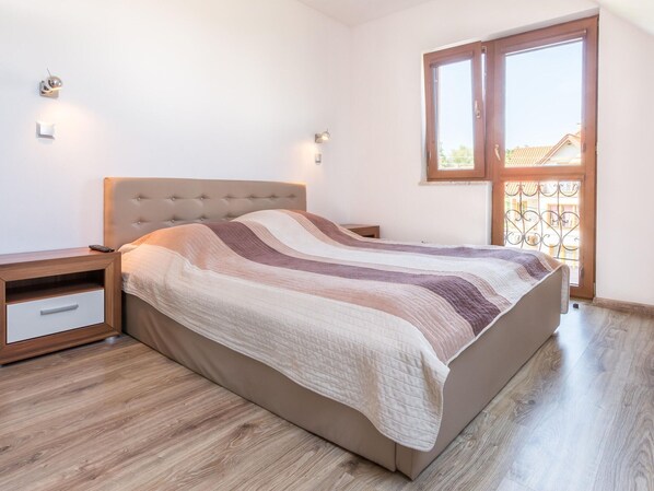 Apartment | 2 bedrooms, individually furnished, iron/ironing board, bed sheets