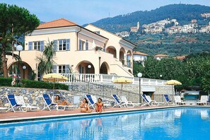 Apartment | Pool | Outdoor pool