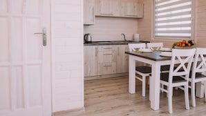 Hus | Eget kjøkken | Vannkoker og høy barnestol