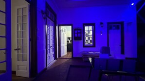 Una habitación con una cama, un escritorio y una ventana. Hay una puerta que da a otra estancia.