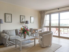 House | Living area - Ferienwohnung mit Kamin im Gut Ulrichshusen (Moltzow)