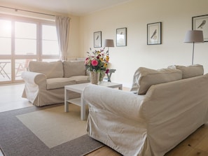 House | Living area - Ferienwohnung mit Kamin im Gut Ulrichshusen (Moltzow)