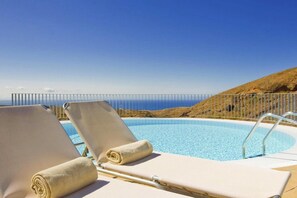 Villa | Piscina | Una piscina al aire libre