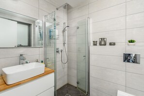 Dusche, Haartrockner, Handtücher