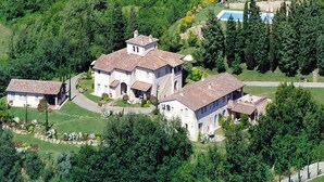 A large estate with multiple buildings, including a main house with a tower, a smaller house, and a swimming pool. - Apartment in Tuscany With Pool & Golf (Gambassi Terme)