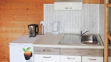 Bungalow | Private kitchen | Electric kettle, toaster
