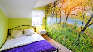 Une chambre à coucher avec un lit, une table de chevet et une fenêtre avec des rideaux.