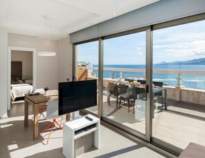 A modern living room with a TV, seating, and a balcony overlooking the sea. - Apartment in Las Palmas de Gran Canaria (Las Palmas de Gran Canaria)