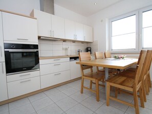 House | Private kitchen | Microwave, stovetop, electric kettle, toaster - Ferienhaus Wiesenblick in Dobbertin (Dobbertin)
