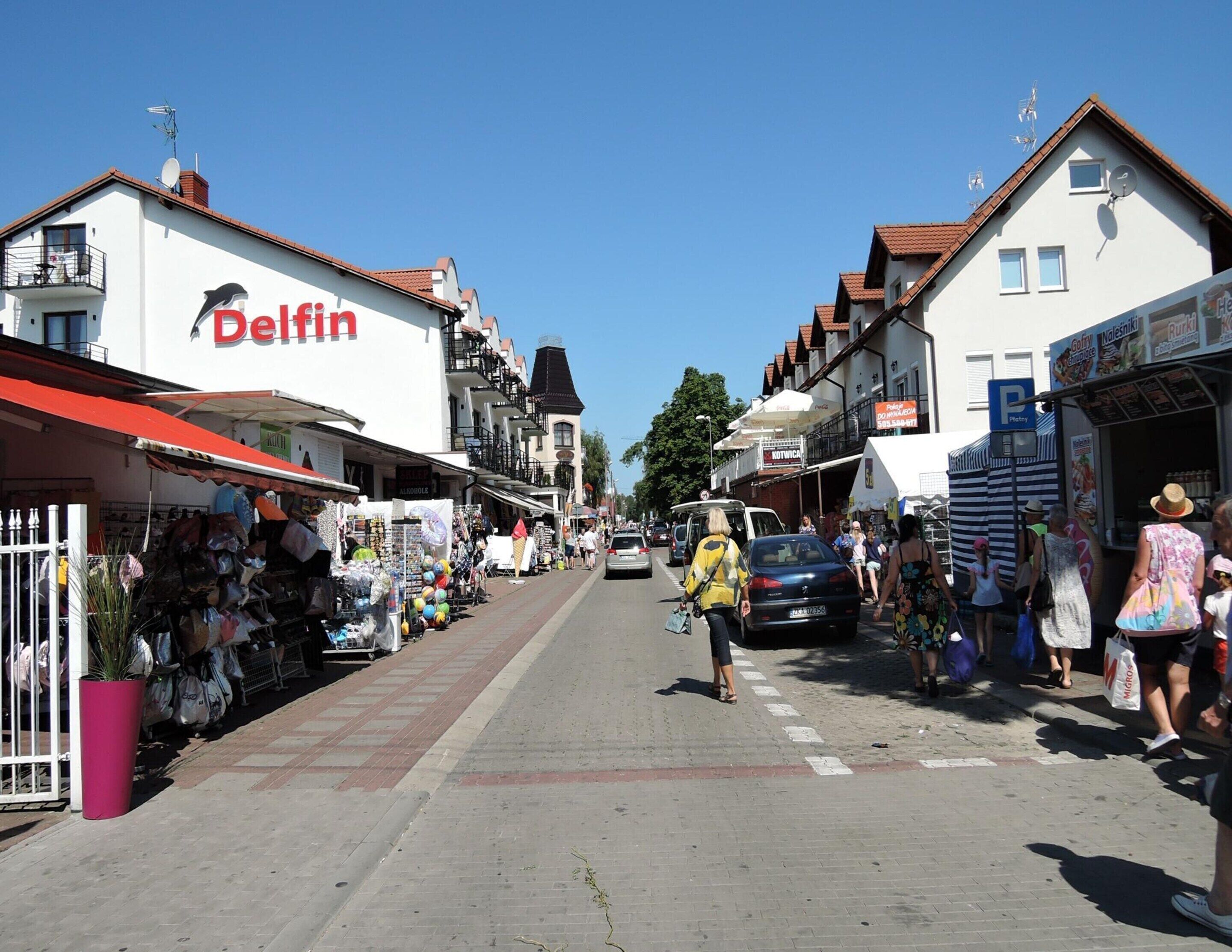 A street with shops and a building labeled 'Delfin'.