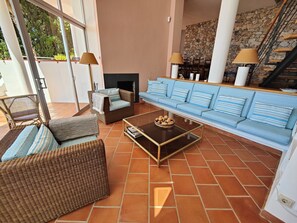 Villa | Wohnbereich | Kamin