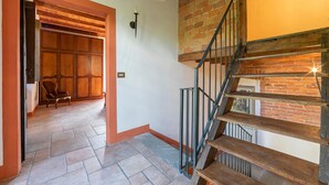 A staircase with wooden steps and metal railings leading to a second floor. - Timeless l Antico Mulino Della Bozza (Brebbia)