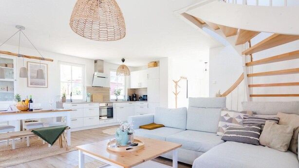 Un espace de vie moderne à aire ouverte comprenant une cuisine, un coin repas et un espace salon.