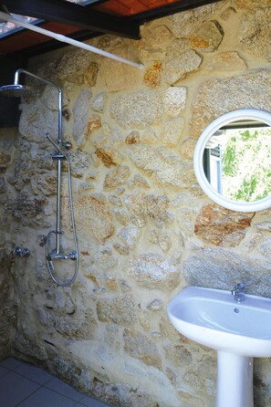 Bathroom - Stone House by Caima River With Pool (Vale de Cambra)
