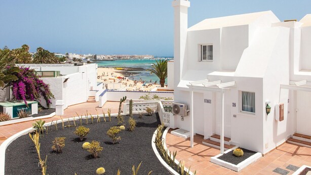 A white building with a view of a beach and the sea. - TAO Caleta Playa, Corralejo (La Oliva)