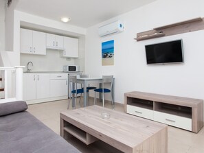 Casa | Cocina privada | Hervidor eléctrico, tostadora y trona infantil