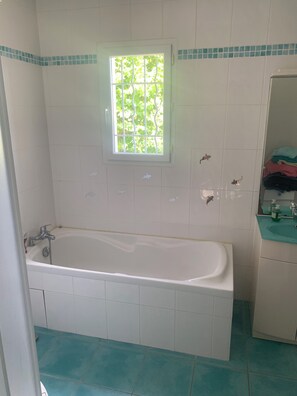 Ducha, secador de pelo, toallas y papel higiénico