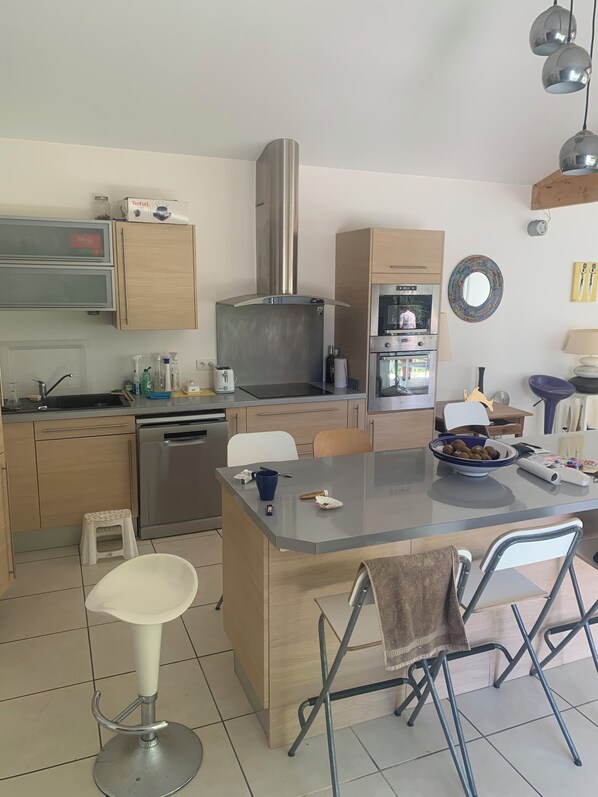 Frigorífico, microondas, horno y placa de cocina