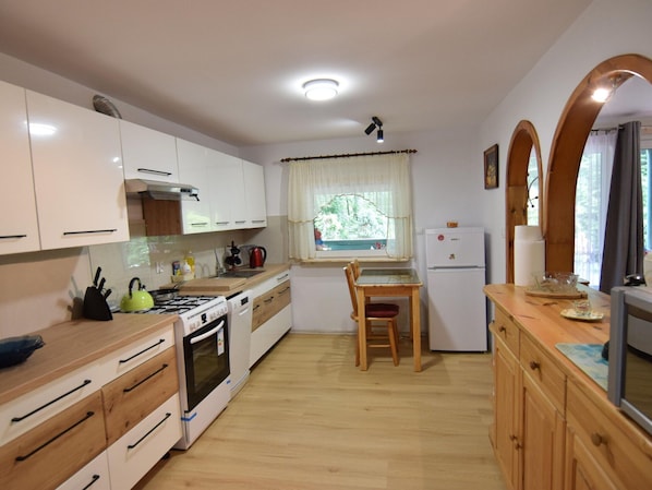 House | Private kitchen | Toaster - Holiday Home in Zakowo Near Lake (Suleczyno)
