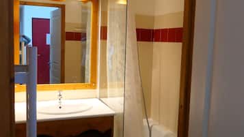 Secadora de cabello y papel de baño