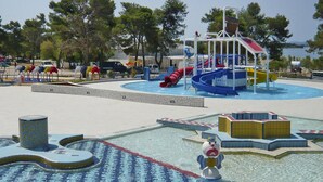 Un parco acquatico con scivoli e strutture giochi.