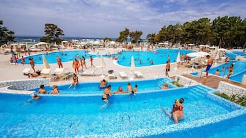 Apartamento | Piscina | Una piscina al aire libre, una piscina climatizada