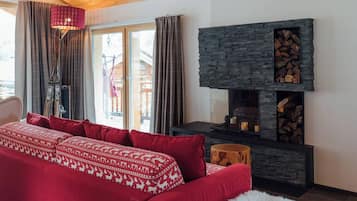 TV, fireplace, DVD player, books