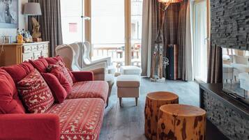 TV, fireplace, DVD player, books