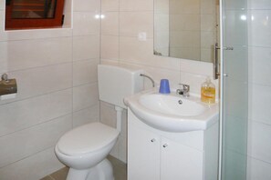 Apartment | Bilik Mandi