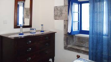 House | 1 bedroom, individually furnished, bed sheets