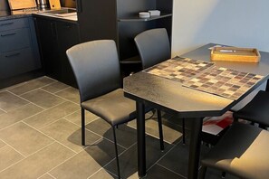 Una cocina moderna con un tablero de ajedrez sobre la mesa.