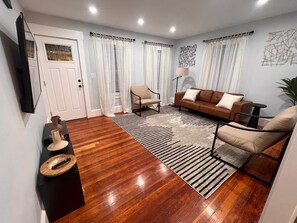 Smart TV - Charming 2-bedroom apartment in nice Sharon with WiFi, AC near Gillette Stadium  (Sharon)