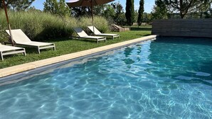 A clear swimming pool with lounge chairs and a wooden deck. - 3-star cottage in the countryside with panoramic v (Fiac)
