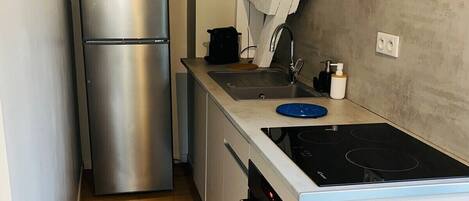 Coffee/tea maker, fridge, microwave, oven