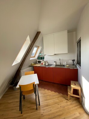 Réfrigérateur, micro-ondes, plaque de cuisson, lave-vaisselle