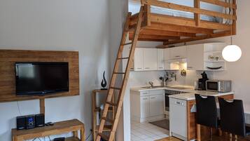 House | Dapur peribadi | Cerek elektrik, pembakar roti, kerusi tinggi