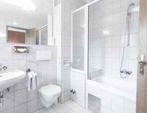 A modern bathroom with a toilet, sink, and shower. - Apartment in Solden With a ski Storage (Soelden)