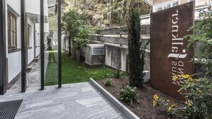 Un bâtiment moderne avec une enseigne indiquant « Hôtel ».
