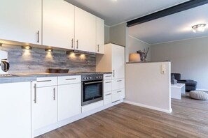 Apartment | Private kitchen | Electric kettle, toaster, cookware/dishes/utensils - Ferienwohnung Deichblume (St. Peter-Ording)