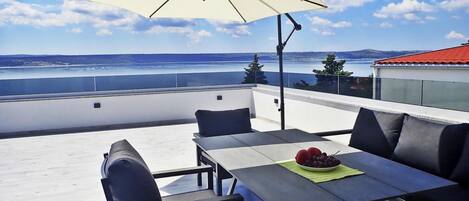 House | Outdoor dining