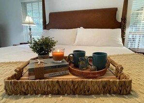 3 bedrooms, WiFi, bed sheets - Less than 200 Steps to Vero Beach from your front door (Vero Beach)