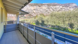 A balcony with a view of a river and mountains. - Mirabelle in Dro With 3 Bedrooms and 2 Bathrooms (Dro)