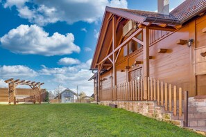 House | 4 bedrooms, Internet - Rustic Cottage With Heated Pool (Velika Gorica)