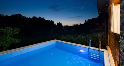 Rustic Cottage With Heated Pool